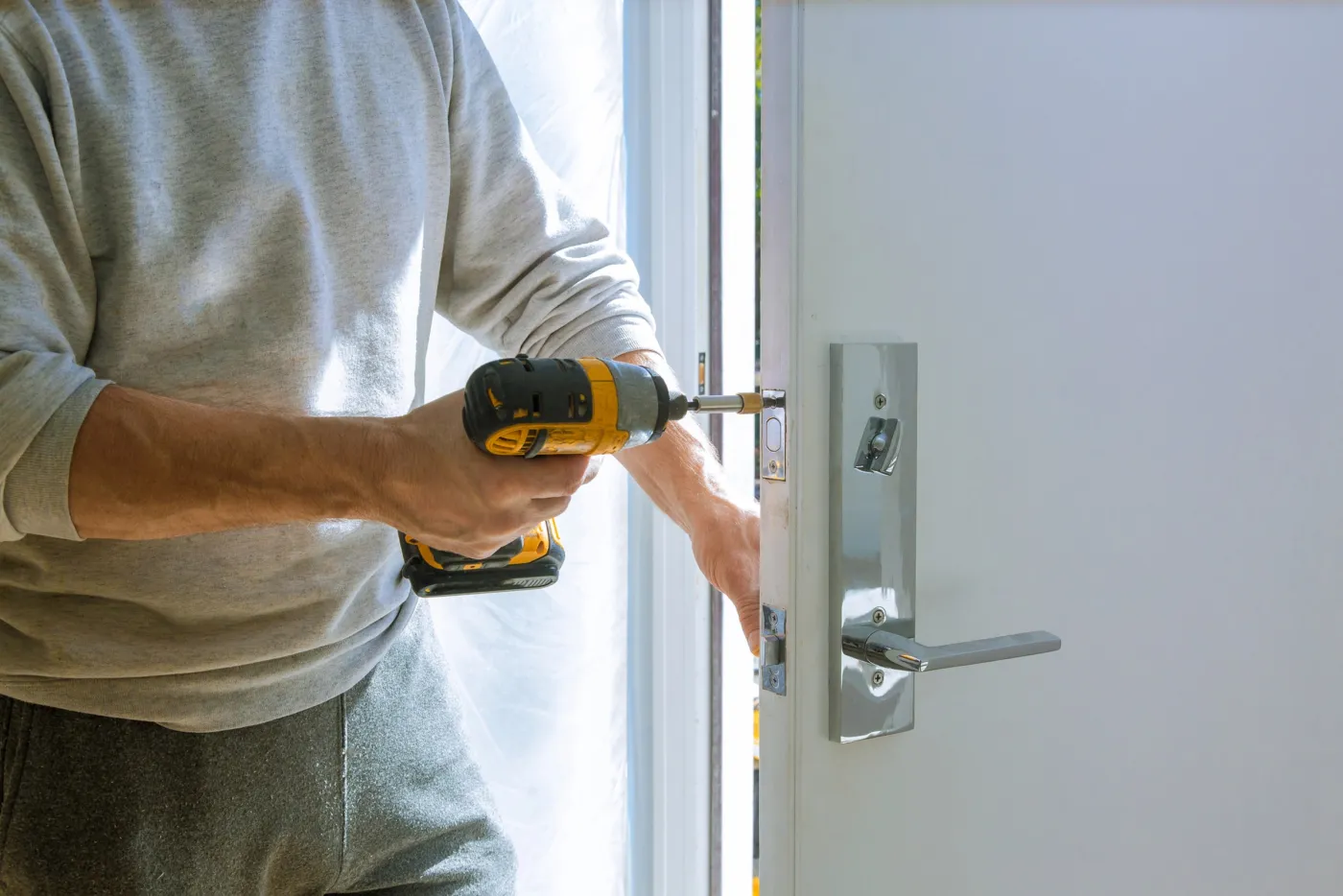 Artisan serrurier de proximité intervenant sur une porte d'entrée à Paris